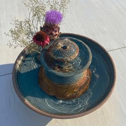 Fontaine d'intérieur en céramique à double niveau, chapeau à jet supérieur unique gravé, émaux bleu et brun
