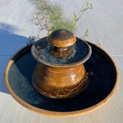 Fontaine d'intérieur en céramique, coupe émaillée bleu profond et chapeau à six jets