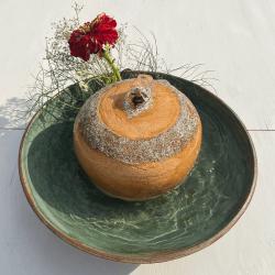 Grande fontaine d'intérieur en céramique, coupe émaillée verte, boule décorée à la chamotte, jet d'eau unique
